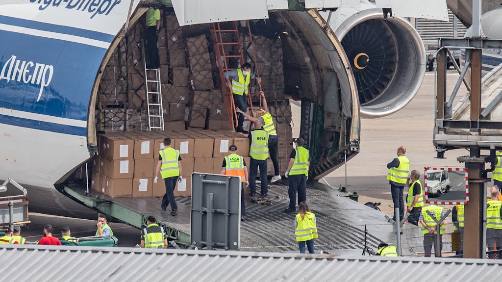Ein Frachtflugzeug vom Typ Antonov AN-124 wird auf dem Flughafen Düsseldorf entladen. Rund 6,6 Millionen Mundschutzmasken sind von Hangzhou in China nach Düsseldorf geflogen worden.