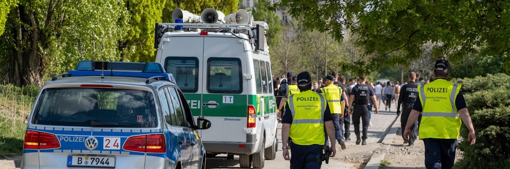 Polizisten kontrollieren seit Wochen in Berlin die Einhaltung der Corona Bestimmungen.