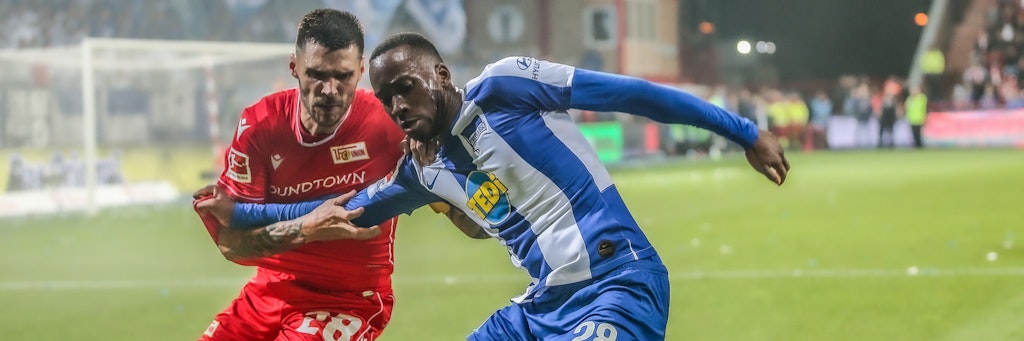 Unions Kapitän Christopher Trimmel (l.) kämpft im Hinspiel gegen Dodi Lukebakio von Hertha BSC um den Ball. 
