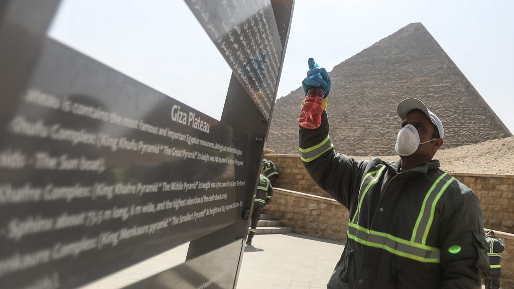 Geputzt und desinfiziert wird überall, auch an den Pyramiden von Gizeh.
