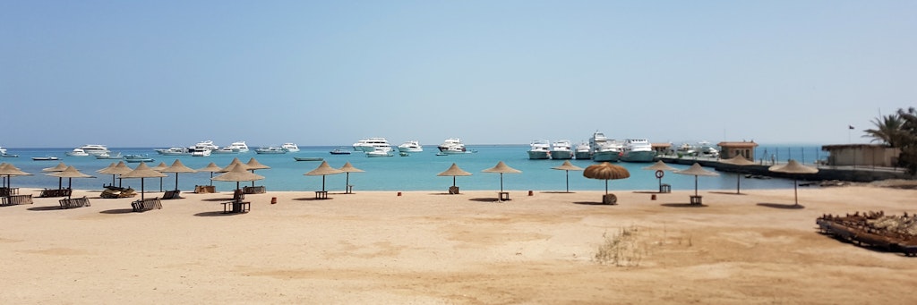Noch sind die Strände in Ägypten menschenleer. Aber auch wenn die ersten Gäste kommen, wird es ruhig bleiben. Mindestabstand ist Pflicht, Events wird es nicht geben.