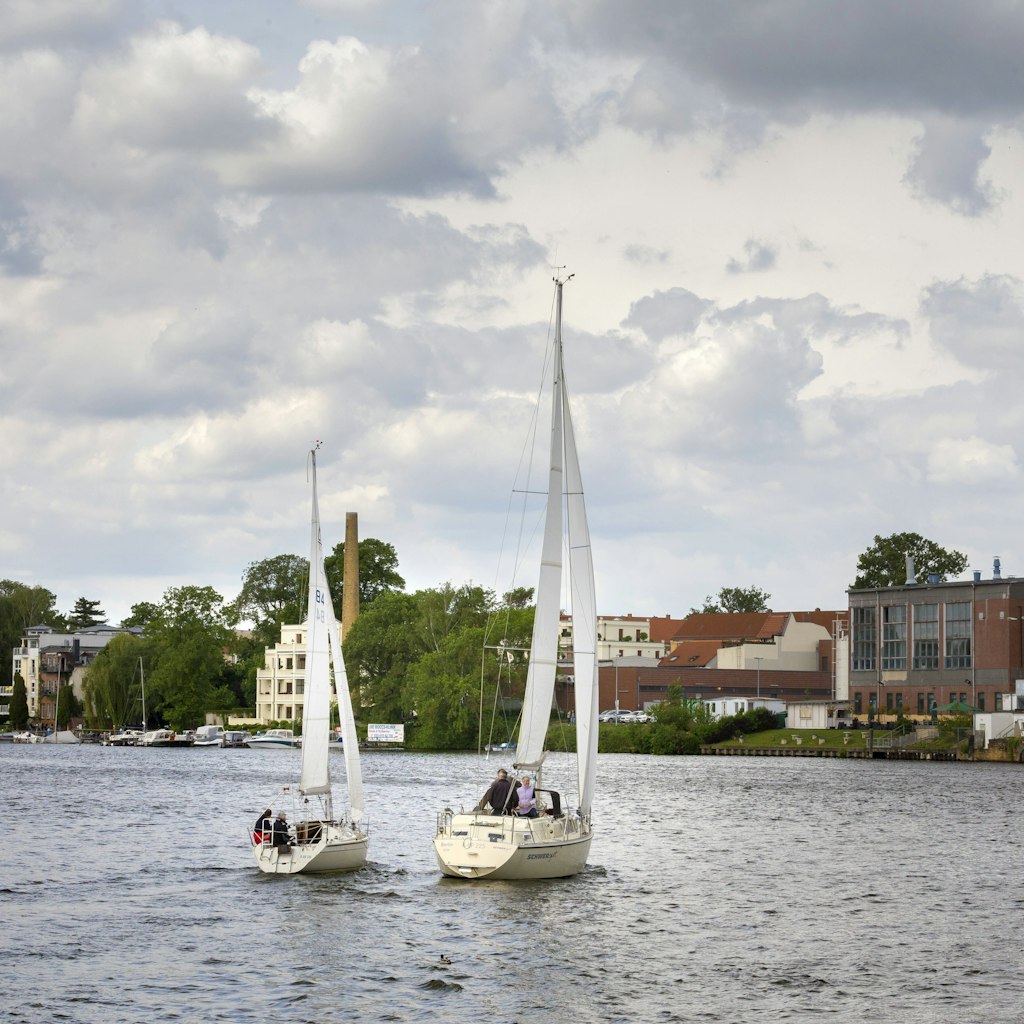 Zwei Segler auf der Müggelspree.