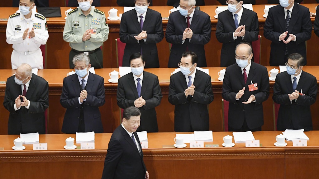Die meisten Delegierten trugen Atemschutzmasken. Staatschef Xi Jinping (u.) verzichtete jedoch darauf.
