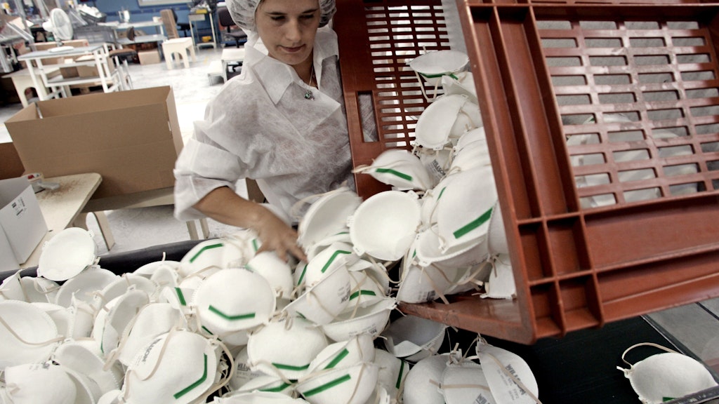 Die Lager bei Herstellern und Logistikern sind voll. Doch beim Weitertransport scheint es zu hapern.