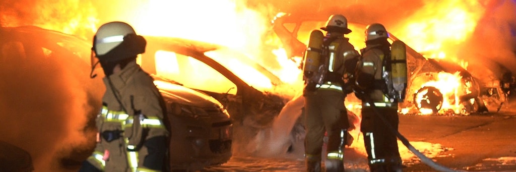 Einsatzkräfte der Berliner Feuerwehr löschen in der Nacht zu Samstag zwölf brennende Fahrzeuge in der Zingster Straße in Lichtenberg. 