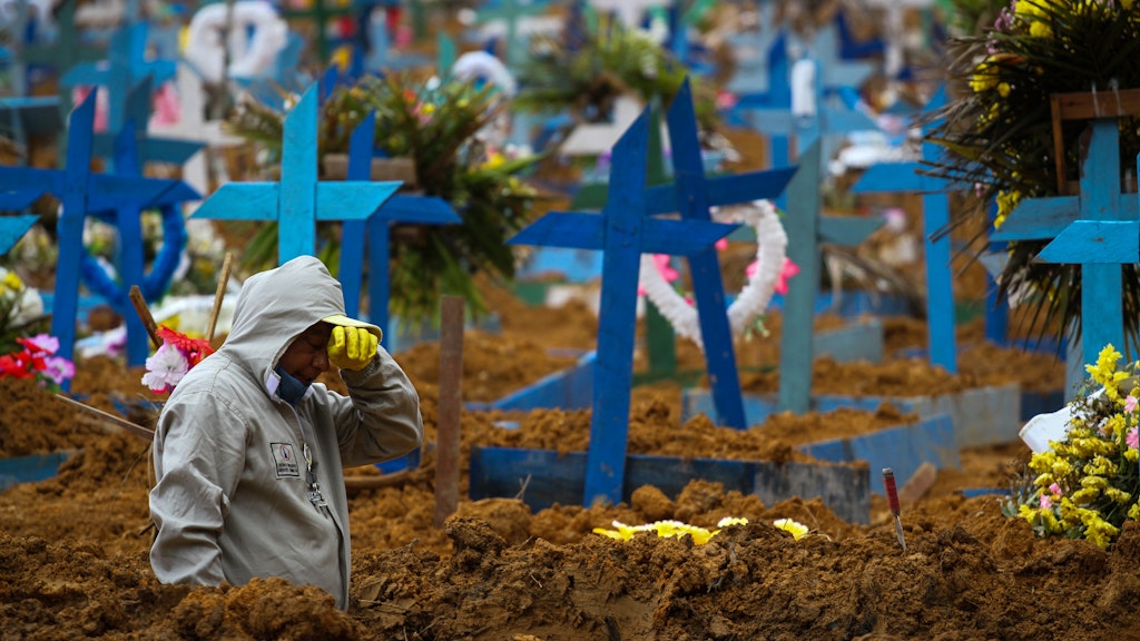 Ein Mann arbeitet in einem Massengrab auf dem Friedhof Nossa Senhora Aparecida in Manaus. In Brasilien sind mehr als 21 000 Menschen im Zusammenhang mit dem Coronavirus gestorben.