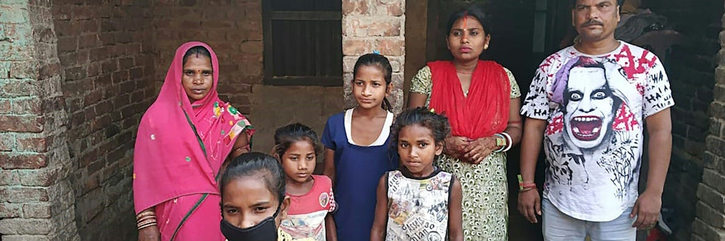 Jyoti Kumari Paswan (vorn) und ihre ganze Familie in ihrem Heimatdorf in der indischen Provinz Bundesstaat Bihar.