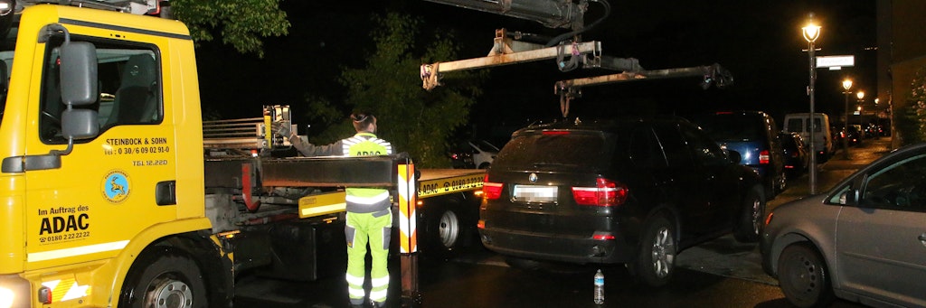 Der als gestohlen gemeldete BMW wurde in der Nacht zu Samstag sichergestellt und von einem Abschleppunternehmen zur Polizei gebracht. 