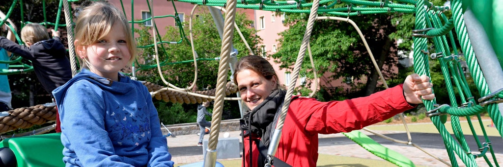 Annabel (8) und ihre Mutter Sarah (35) erkunden den Spielplatz an der Dusekestraße in Pankow.