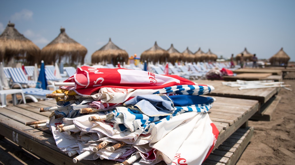 Sonnenschirme liegen am Strand von Lara in Antalya. Die türkische Regierung erwartet, dass die Bundesregierung ihre weltweite Reisewarnung noch vor den Sommerferien auch für die Türkei aufhebt. 