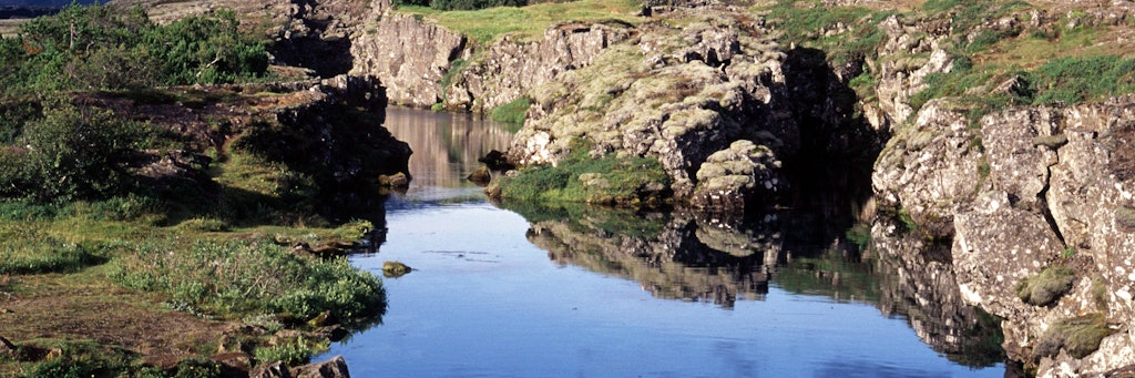 Teich in der Nahtstelle der kontinentalen Erdplatten im Thingvellir-Nationalpark. 