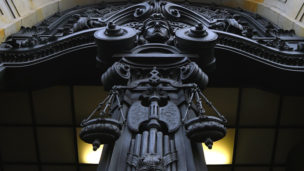 Eine Figur der Justitia ist an der Fassade des Kriminalgerichts Moabit zu sehen. (Symbolfoto)