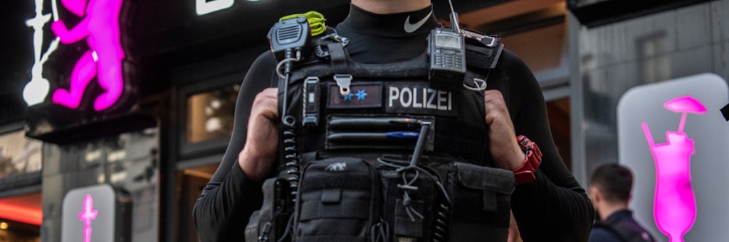 Polizeibeamte stehen bei einer vergangenen großen Kontrollaktion in Neukölln im 