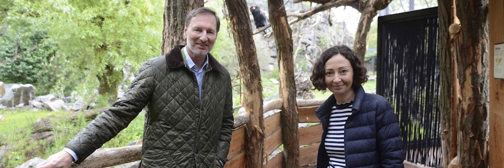 Tierpark-Chef Andreas Knieriem und Wirtschaftssenatorin Ramona Pop stehen in der begehbaren Voliere der neuen Afrika-Welt. Hinter ihnen hockt ein Gaukler – ein Greifvogel aus der Sahara.