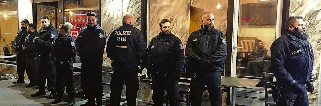 Einsatzkräfte der Polizei bei einer Razzia gegen Clan-Kriminalität in der Berliner Sonnenallee.<br><br>