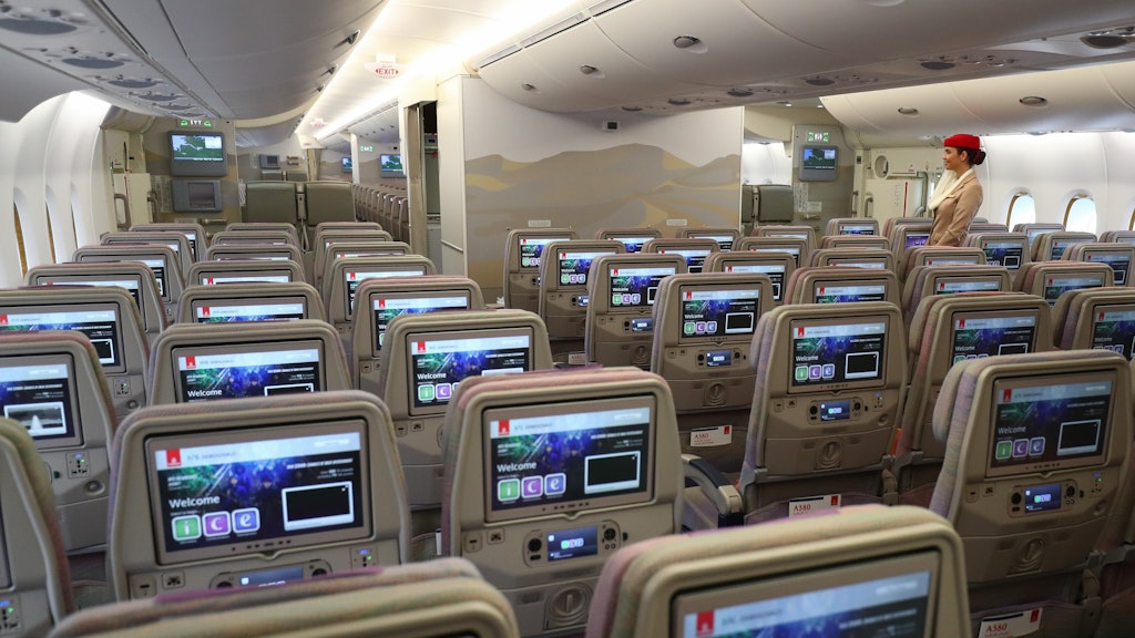 Die Economy-Class eines Airbus 380. Hier wird es eng. Die Flugbegleiterin muss zukünftig einen Mundnasenschutz tragen.