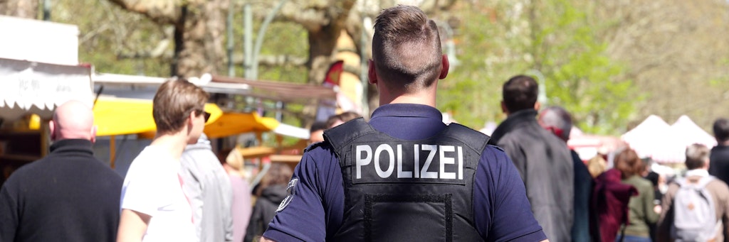 Kollwitz-Markt in Berlin: Die Polizei überprüft, ob alle Regelungen der Corona-Krise eingehalten werden. 