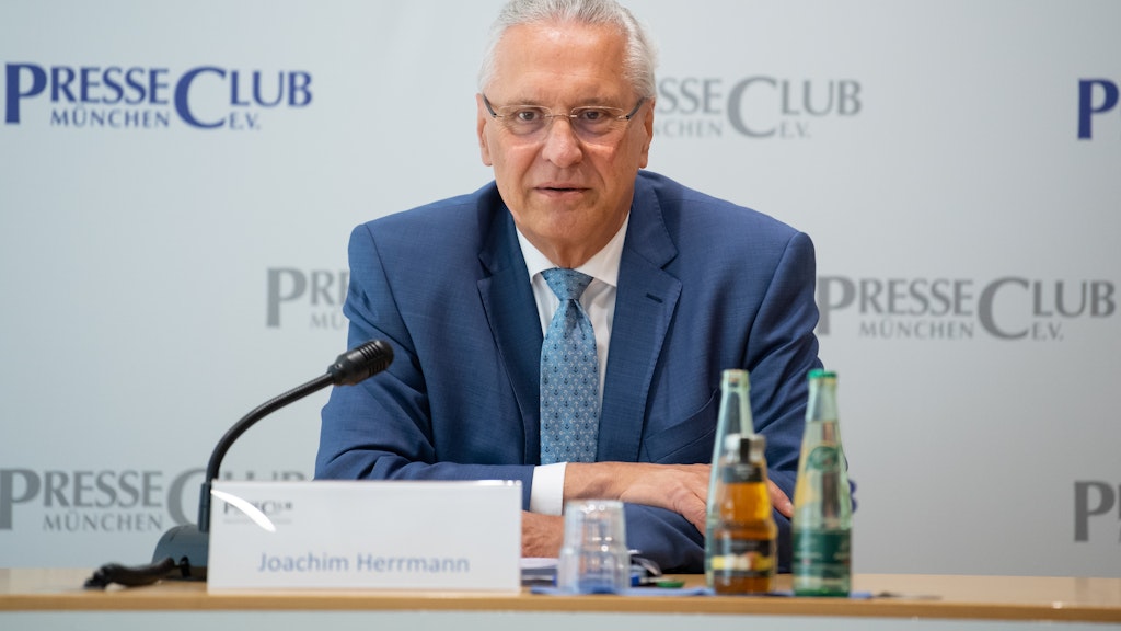 Joachim Herrmann (CSU), Innenminister von Bayern, will notfalls Gegenmaßnahmen gegen die Thüringer Lockerungen ergreifen.