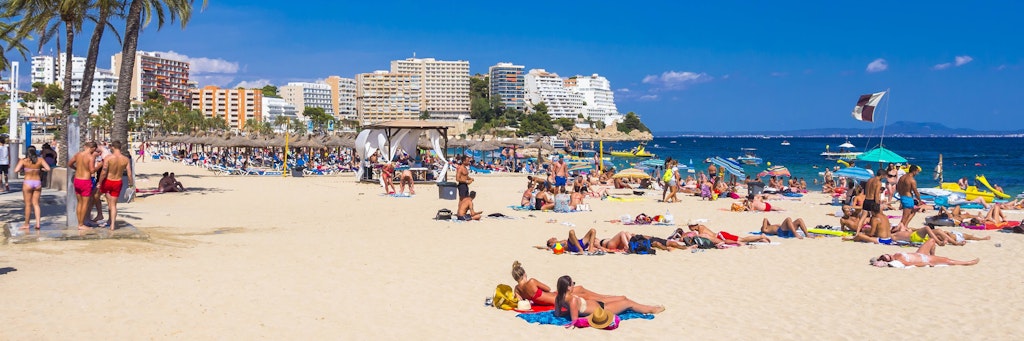Urlauber in Magaluf, einem Ferienort auf der spanischen Insel Mallorca.