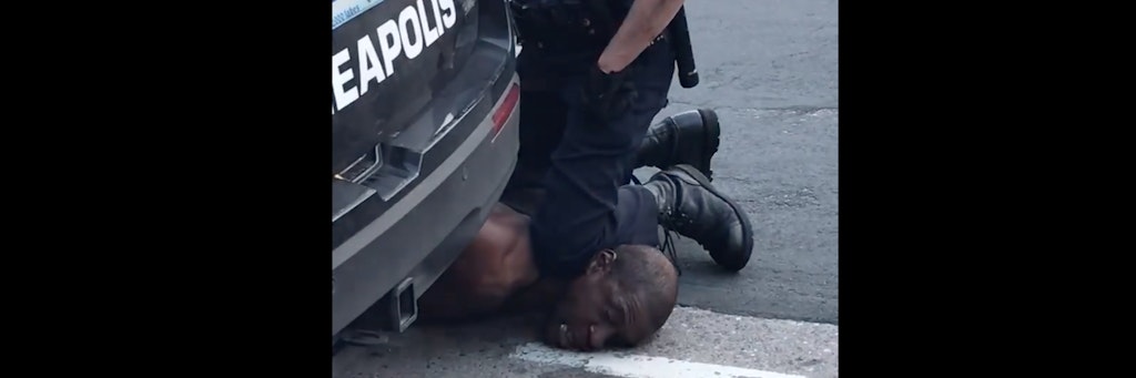 Auf Videoaufnahmen ist zu sehen, wie ein weißer Polizist in der Stadt Minneapolis sein Knie mehrere Minuten lang an den Hals eines schwarzen Verdächtigen drückt, der wiederholt um Hilfe fleht.