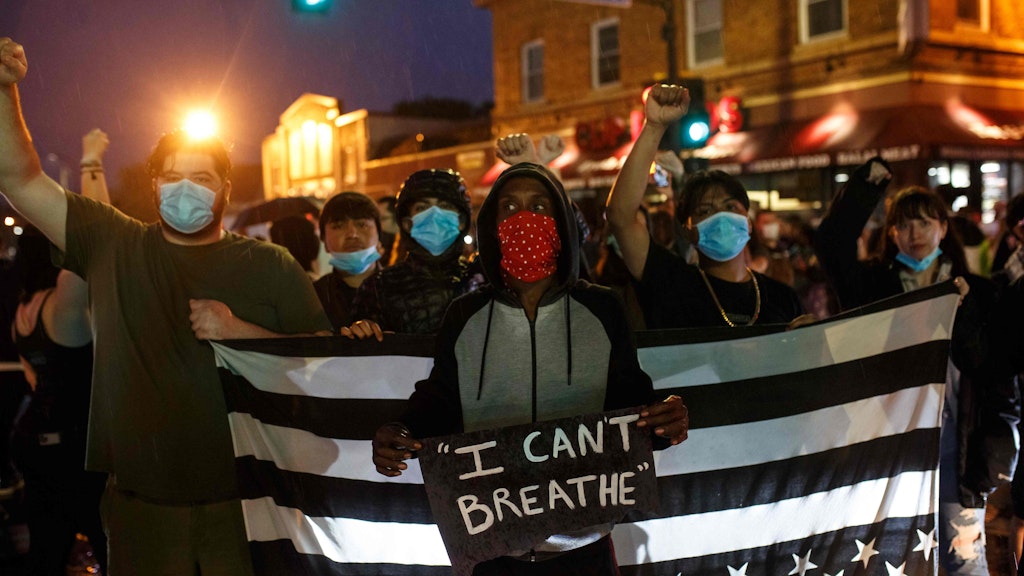 Demonstranten versammeln sich auf einem Polizeirevier und fordern mit einem Plakat mit der Aufschrift "I can't breathe" (dt. Ich kann nicht atmen) Gerechtigkeit für George Floyd, der nach der Festnahme durch die Polizei verstarb