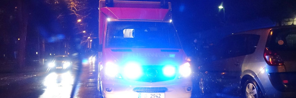 Ein Rettungswagen der Berliner Feuerwehr fährt zu einem Einsatz. 