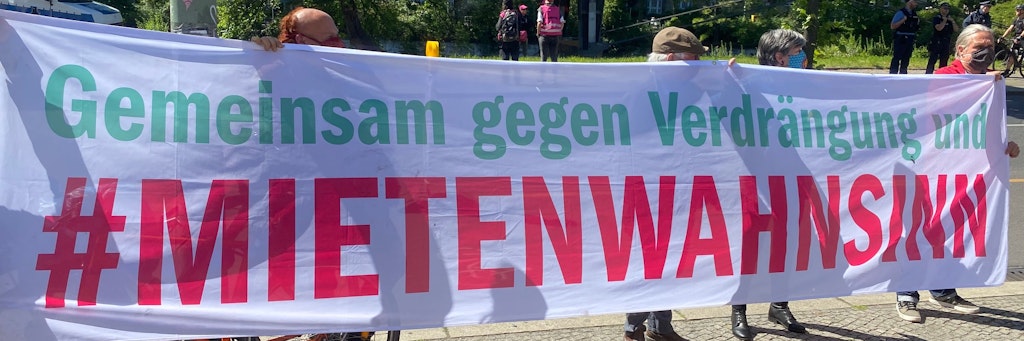 Menschen aus der Nachbarschaft unterstützen vor dem Amtsgericht Tempelhof-Kreuzberg die Mieterin aus der Reichenberger Straße 73, die sich gegen die Kündigung wegen Eigenbedarfs wehrt. 