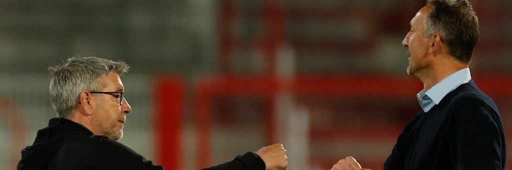 Coronapolitsch korrekte Begrüßung zwischen Union-Trainer Urs Fischer (l.) and Mainz-Coach Achim Beierlorzer. Am Ende gab es auch ein korrektes Unentschieden.