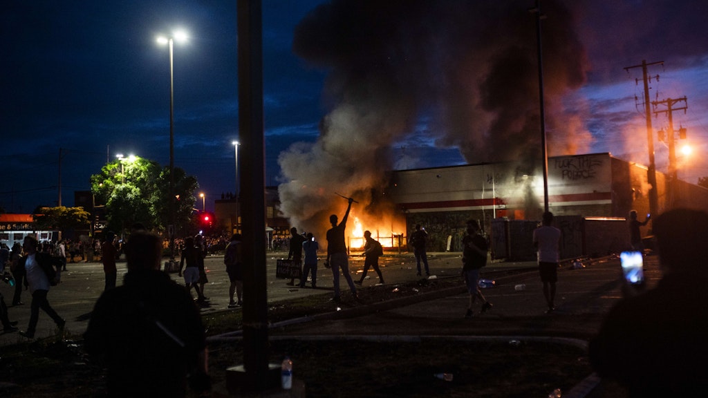 Brennendes Geschäft in Minneapolis.