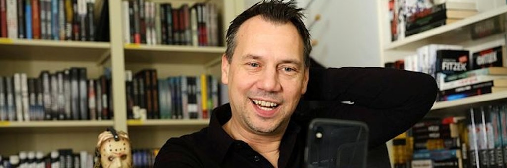 Sebastian Fritzek greift aufs Handy zurück: Denn auch auf dem Smartphone kann man heute die Premiere seines neuen Thrillers aus dem Admiralspalast verfolgen.