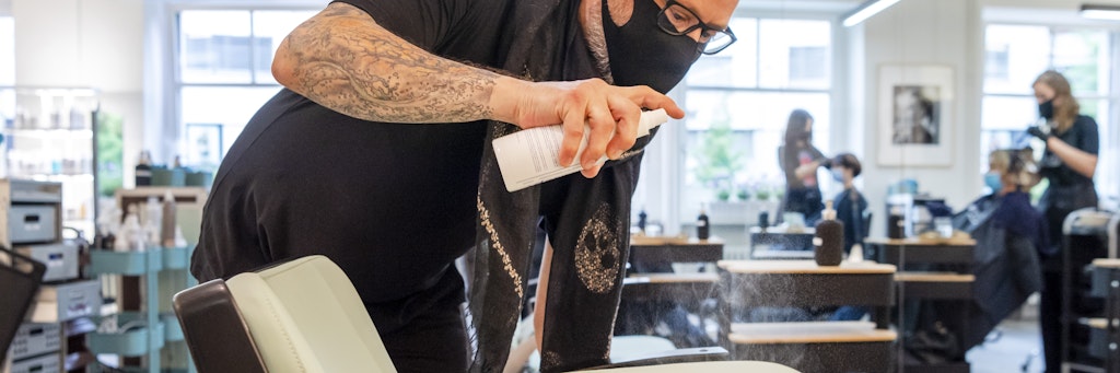 Desinfizieren, schneiden, föhnen ist jetzt die Reihenfolge im Friseursalon.