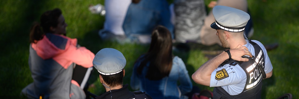 Polizeibeamte kontrollieren in einem Park die Einhaltung der Vorschriften zur Eindämmung des Coronavirus.