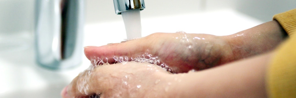 Eine Hygieneexpertin rät zu intensivem Händewaschen oder alkoholischem Desinfektionsmittel.