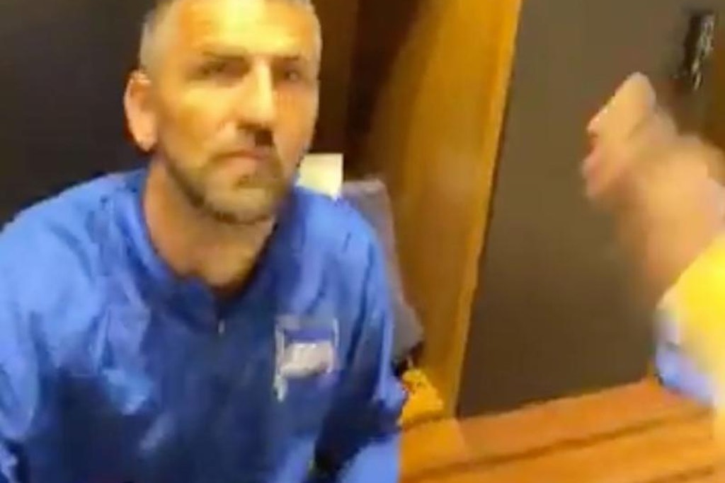 Handshake mit Vedad Ibisevic: Von Corona-Abstand hält Salomon Kalou offenbar nicht viel. Ibisevic allerdings auch nicht.