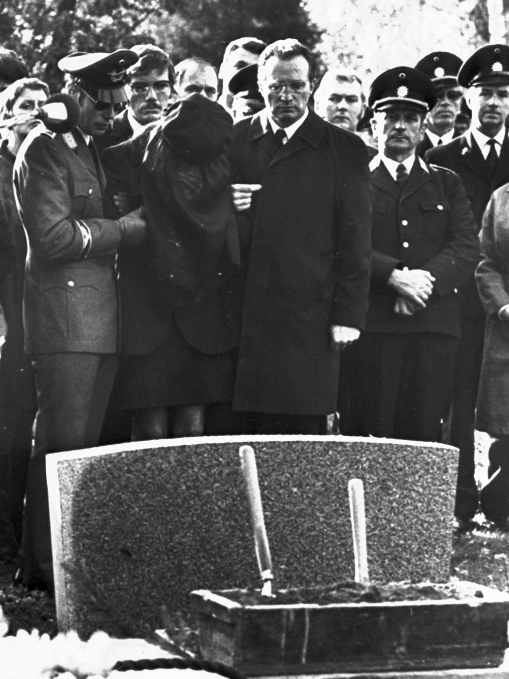 Eine vor Trauer gebeugte Witwe nimmt Abschied von ihrem Mann – Norbert Schmid war das erste Todesopfer der RAF, der 33-jährige Polizeimeister wurde am 22. Oktober 1971 in Hamburg erschossen. 