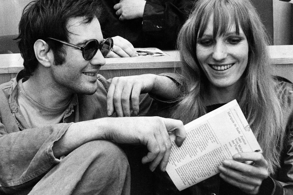 Andreas Baader und Gudrun Ensslin feixen auf der Anklagebank vor ihrer Verurteilung zu drei Jahren Zuchthaus wegen ihrer Brandanschläge in Frankfurt am Main am 31. Oktober 1968. Während des Revisionsverfahrens tauchen sie unter. Baader wird am 4. April 1970 festgenommen – und 40 Tage später befreit.