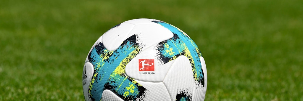 Der Ball wird nach mehr als acht Wochen Corona-Pause in der Bundesliga wieder getreten.