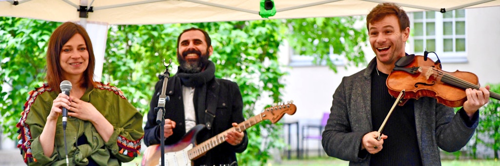 Claudia Eisinger, ihr Lebensgefährte Mark Pinhasov und Solobratschist Amihai Grosz beim Heim-Konzert in Buch.
