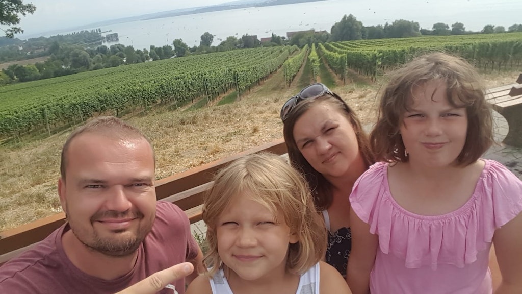 Familie Dunke: Vater Daniel und Mutter Kathleen mit ihren Töchtern Nora (re.) und Hannah.