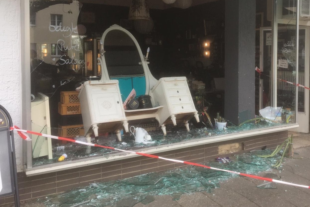 Das Café von Sylvana S. kurt nach dem Überfall: Die Fensterscheiben und ein Großteils des Inventars sind kaputt.