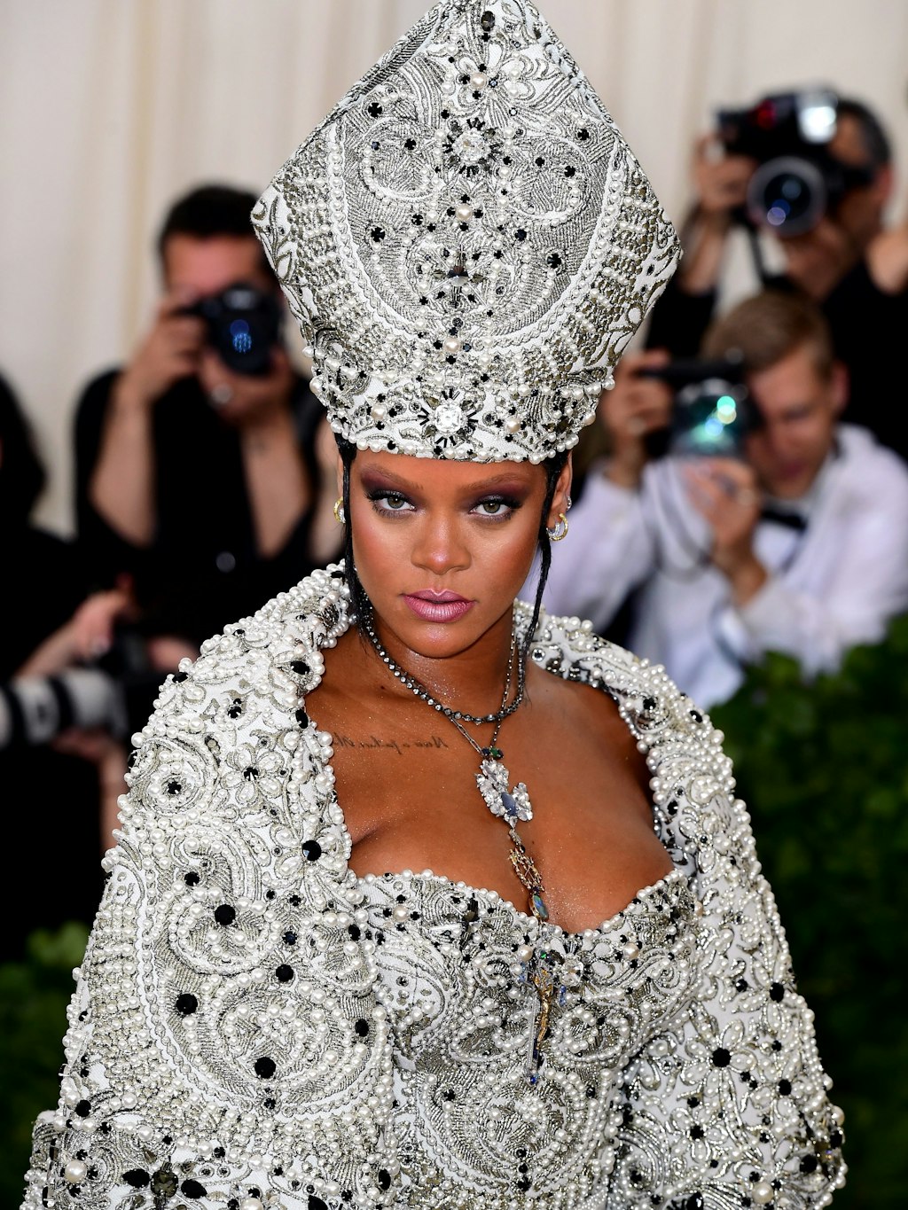 So kam Rihanna 2018 zur Met-Gala. Das Motto hieß: Mode und Katholizismus.