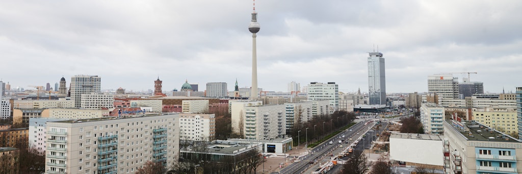 Karl-Marx-Allee und Fernsehturm.