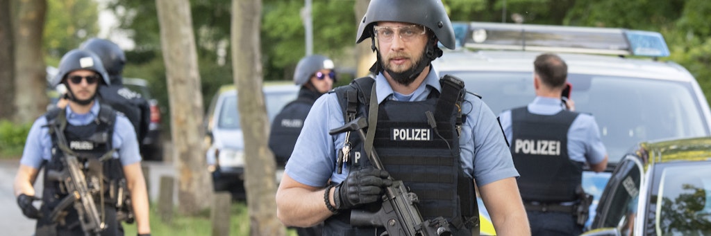 Schwer bewaffnete Polizisten sichern nach einer Schießerei ein Wohngebiet in Darmstadt-Kranichstein.