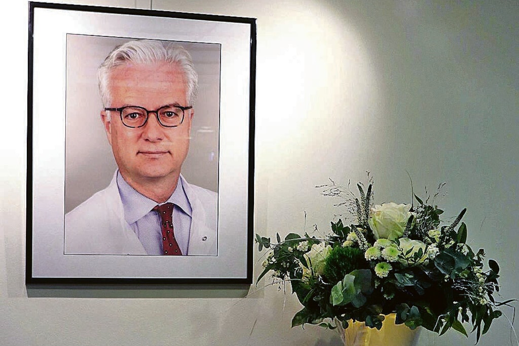 Traue an der Schlosspark-Klinik: Mitarbeiter der Klinik haben ein Kondolenzbuch für ihren getöteten Chefarzt Fritz von Weizsäcker ausgelegt. 