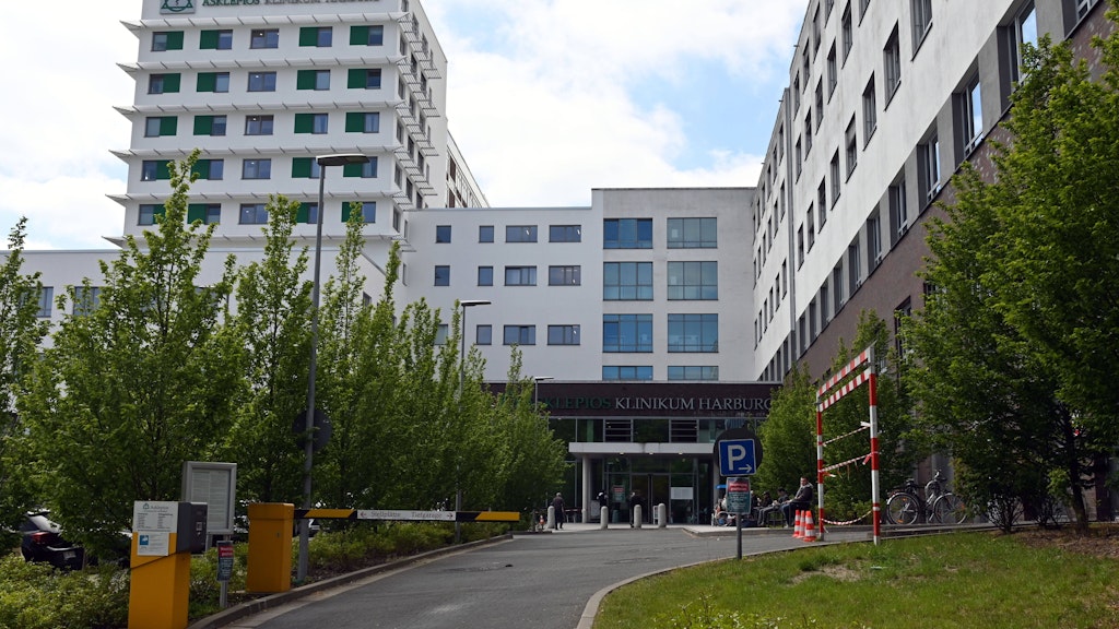 Das Asklepios Klinikum Harburg ist ein 868-Betten-Krankenhaus. Es kämpft seit Wochen mit einem Corona-Ausbruch. Zwei Stationen mussten schließen.