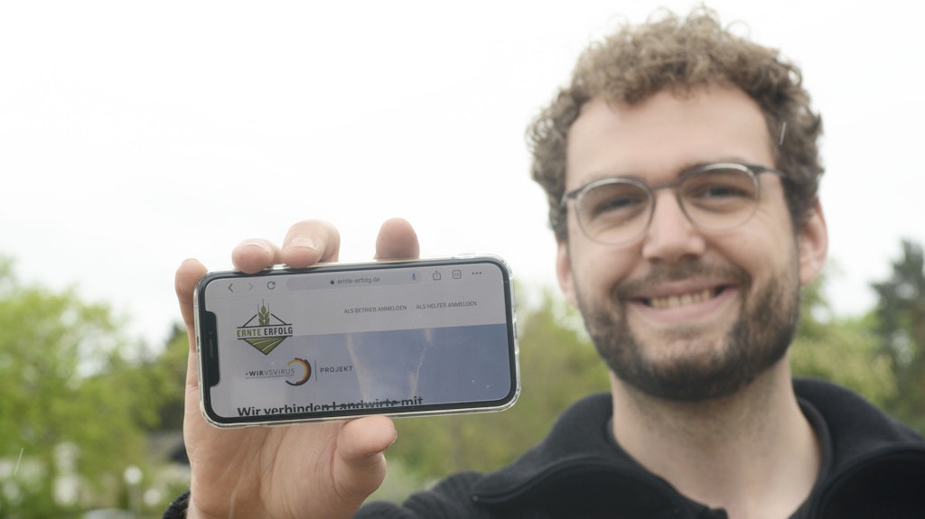 Im Rahmen des Hackathons der Bundesregierung hat Yannik Gassmann die App "ErnteErfolg" entwickelt , die Landwirte und Erntehelfer zusammenbringt .