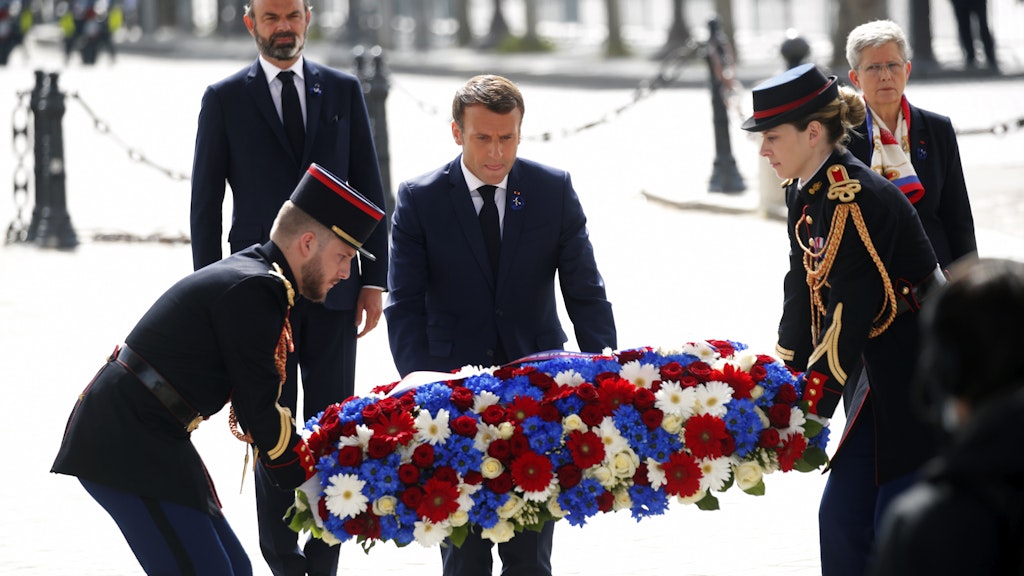 Frankreichs Präsident Emmanuel Macron (M.) legte während der Feierlichkeiten einen Kranz am Denkmal von General Charles de Gaulle, dem ehemaligen Staatspräsidenten Frankreichs, nieder. 