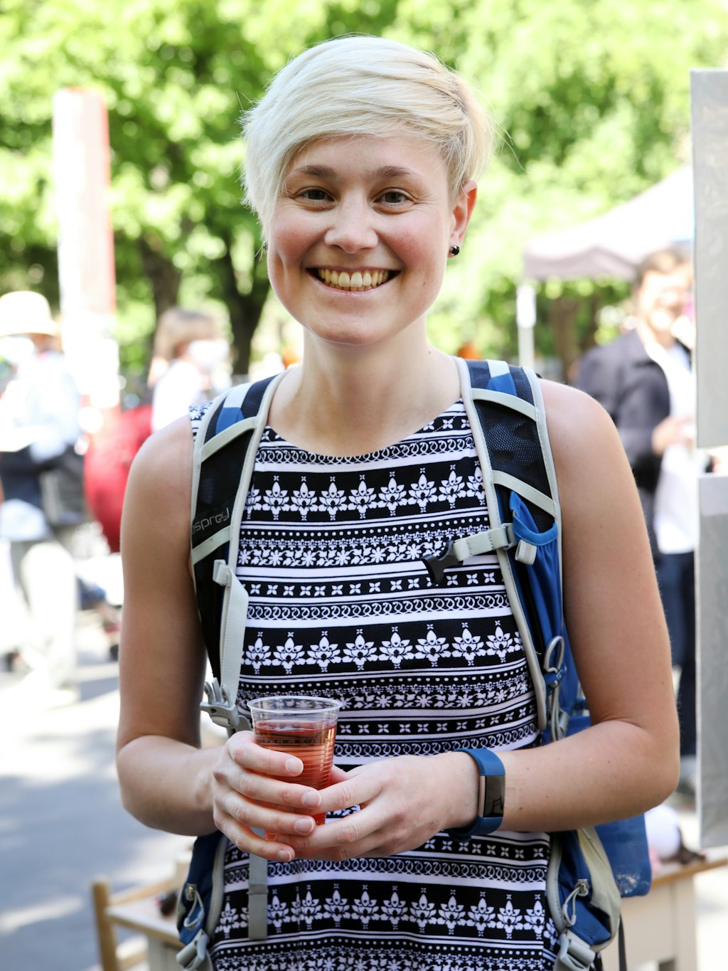 Katia (30, Prenzlauer Berg): "Mit den Lockerungen fühlt es sich wieder ein bisschen mehr wie normales Leben an. Ich war die ganze Zeit im Home Office, seit Montag arbeite ich wieder. In Schichten und mit Mundschutz, aber es läuft. Jetzt noch weiter Abstand halten und gut."