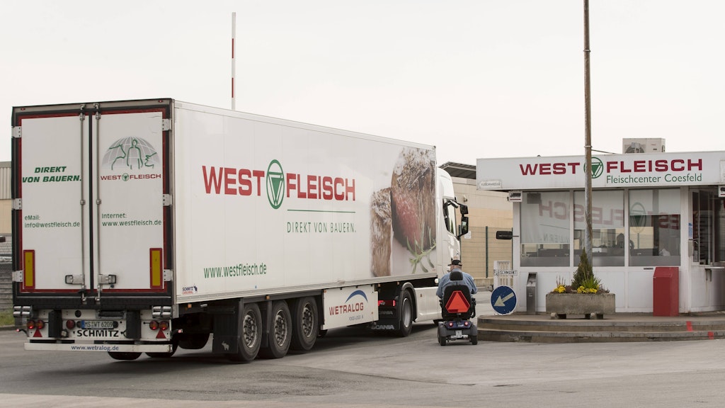 Ein Lkw fährt auf das Gelände der Großschlachterei Westfleisch in Coesfeld (NRW), wo 180 Mitarbeiter positiv auf das Coronavirus getestet wurden.