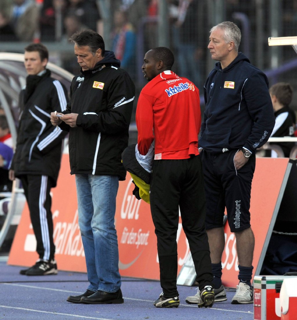 Trainer Uwe Neuhaus (l.) hat Zoundi derzeit nicht auf dem Zettel. Zumindest nicht für die Startelf.